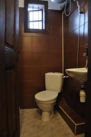 Хостелы Architects house Велико-Тырново Четырехместный номер с собственной ванной комнатой-1